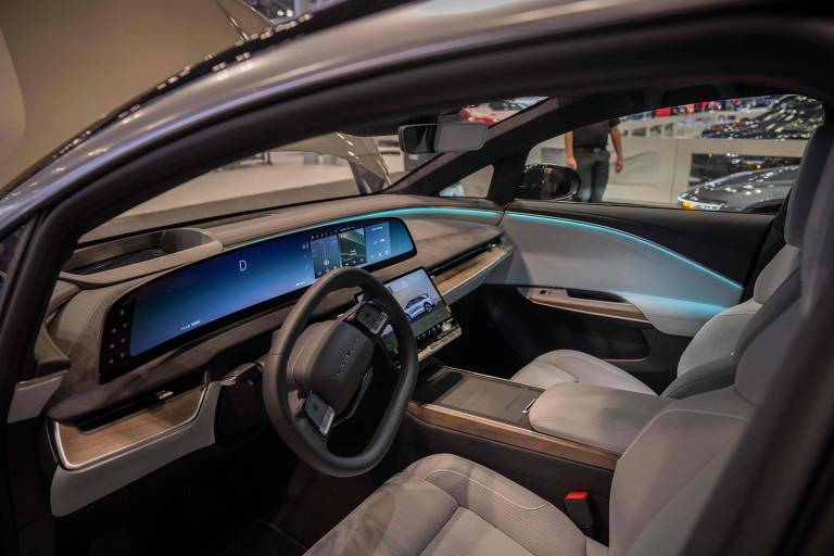 Uber fecha acordo bilionário com montadora Lucid para lançar frota de robotáxis elétricos