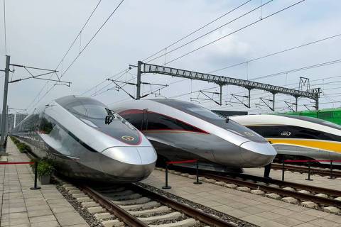 À esq., o novo trem de alta velocidade em desenvolvimento na China, CR450, ao lado de modelos anteriores, em Pequim, em 9 de julho de 2025