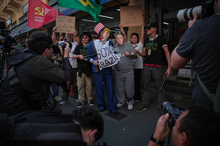 Enquanto carro de som passava pelas ruas do centro, lojistas aumentavam o volume de suas caixas de som para tentar concorrer com o barulho
