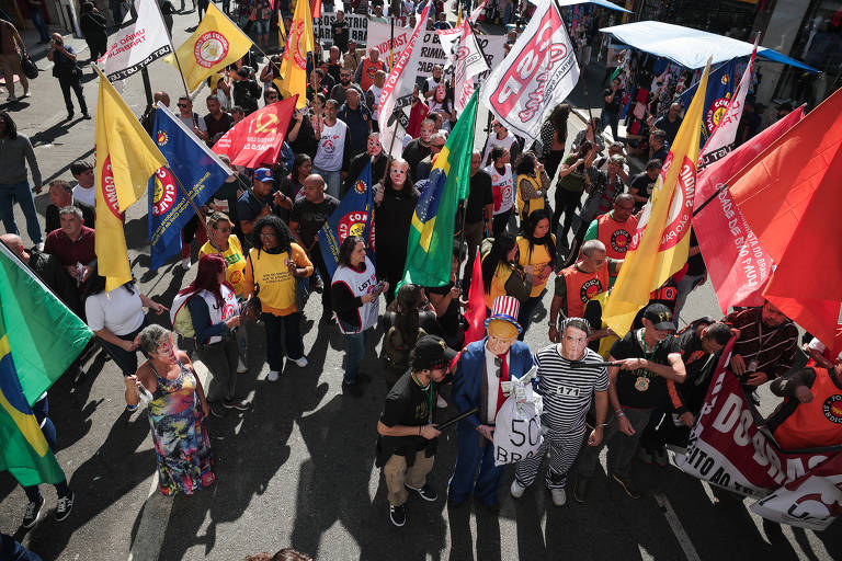 Passeata no centro de São Paulo foi convocada por centrais sindicais