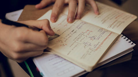 São Paulo, SP, BRASIL, 08-07-2025: Folha Estudantes - A pauta é sobre orientação profissional, com foco em auxiliar estudantes na escolha do curso universitário e do futuro profissional. A ideia é abordar os principais fatores que devem ser considerados nesse momento, especialmente na fase que antecede os vestibulares e a escolha dos cursos. Marcus Vinicius, 20, de Minas Gerais, estuda no cursinho Anglo com o objetivo de entrar no curso de medicina em uma universidade pública. Na foto: Marcus em uma das salas de aula do curso Objetivo, localizado na Bela Cintra. (Foto: Lucas Seixas/Folhapress).  ***Exclusivo Folha de S. Paulo ***