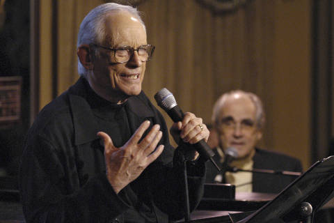 FILE -- Alan Bergman, left, and Michel Legrand perform at Feinstein's at the Regency, in New York, April 1, 2003. The retired opera star Natalie Dessay has recorded a song cycle, composed by Michel Legrand with lyrics by Marilyn and Alan Bergman, that was set aside after Streisand passed on the opportunity to sing it in the early 1970s. (Richard Termine/The New York Times) ORG XMIT: XNYT151 DIREITOS RESERVADOS. NÃO PUBLICAR SEM AUTORIZAÇÃO DO DETENTOR DOS DIREITOS AUTORAIS E DE IMAGEM