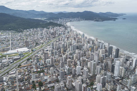 ITAPEMA, SC - 27/02/2024 - EXPANSÃO IMOBILIARIA EM ITAPEMA. Sequências de novos edifícios, cidade catarinense vive expansão imobiliária. Vista da BR-101 assemelha-se a um novo paliteiro imenso. Vista panorâmica do municiípio de Itapema/SC, a partir de Meia-Praia, com sua grande densidade de predios na região. (Foto: Anderson Coelho/Folhapress) *** EXCLUSIVO FOLHA DE S.PAULO ***