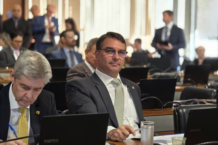 Para aumentar pressão sobre Lula, Flávio Bolsonaro quer Haddad em 'mini-CPI' dos Correios