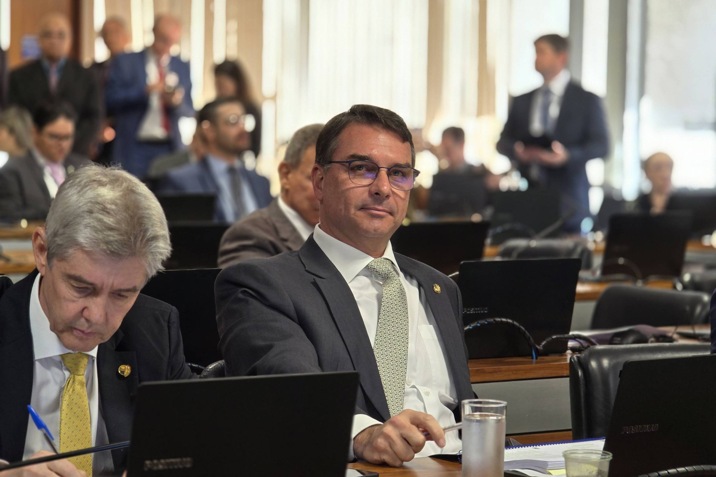 Flávio Bolsonaro quer Haddad em 'mini-CPI' dos Correios