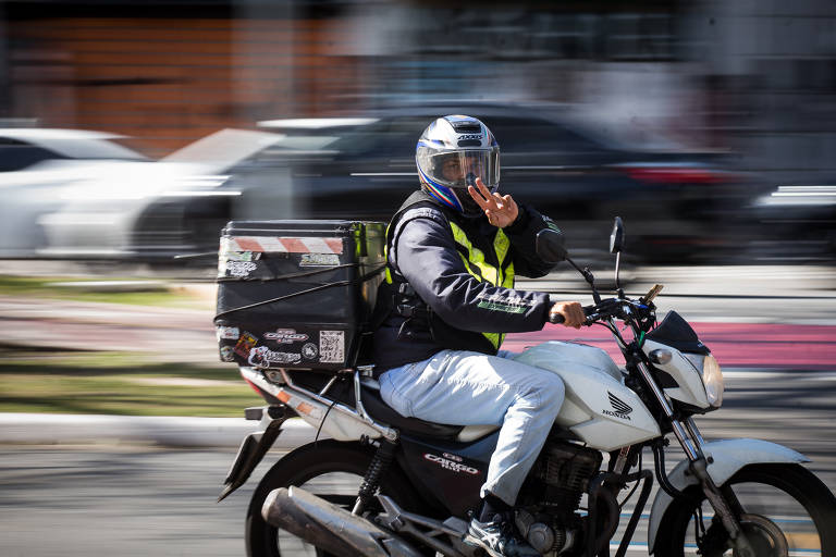 Motoboy em rua de SP; mais de 20% dos motociclistas acidentados não têm habilitação, segundo a Abramet
