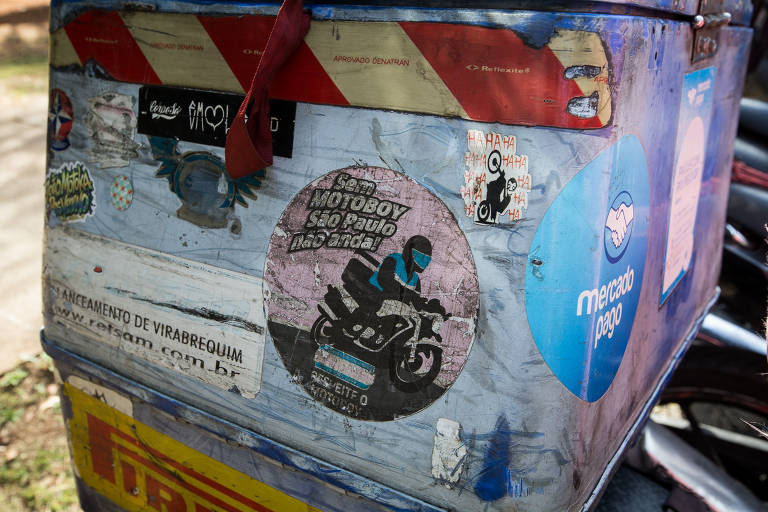 Adesivo colado em caixa de entrega com a frase "Sem motoboy São Paulo não anda"
