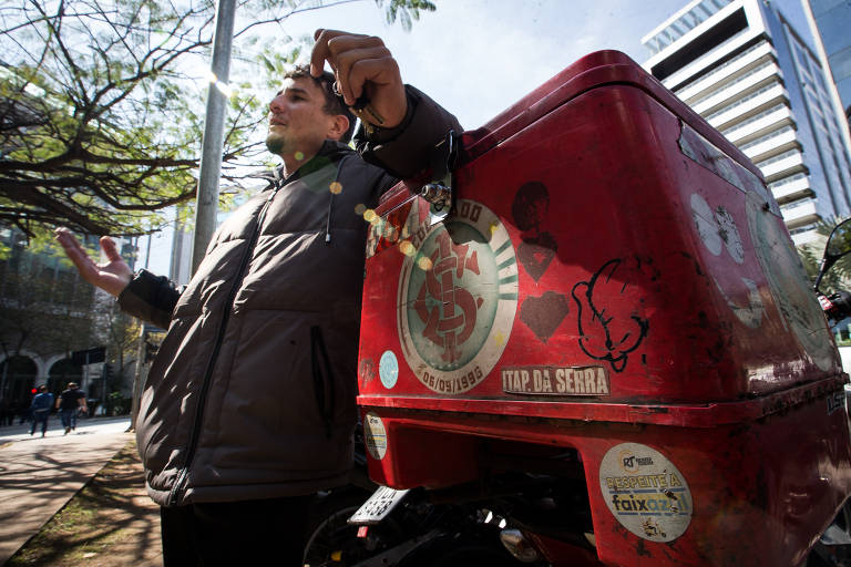 Motoboy Flavio Cordeiro, 28, que trabalha nas ruas há sete anos