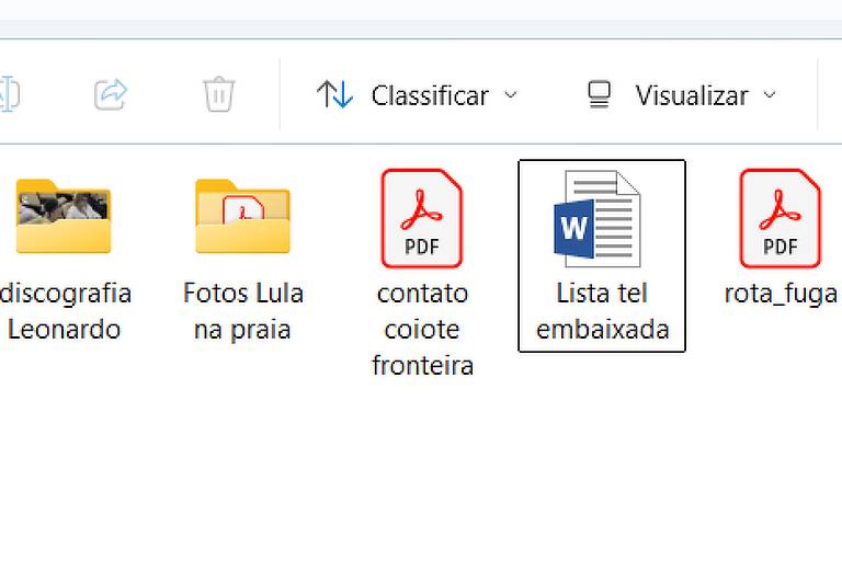 Internautas questionam: 'O que tem no pen drive encontrado no banheiro de Bolsonaro?'