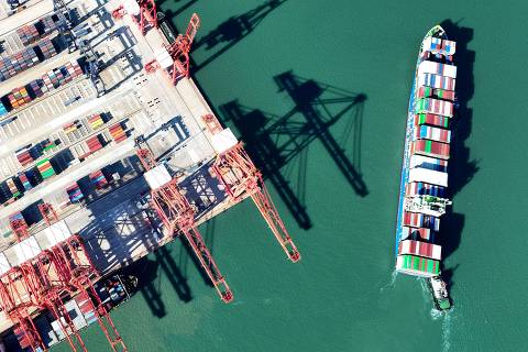 A container ship arrives at the port in Lianyungang, in Chinas eastern Jiangsu province on July 14, 2025. China's exports rose more than expected in June, official data showed on July 14, after Washington and Beijing agreed a tentative deal to lower swingeing tariffs on each other. (Photo by AFP) / China OUT