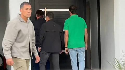 BRASILIA , DF , 18.07.2025 , BRASIL , Vídeo mostra o momento em que Jair Bolsonaro retorna para casa, em Brasília, por volta das 18h45 desta sexta-feira (18). É a primeira noite em que ele vai dormir com a tornozeleira eletrônica.  O ex-presidente está proibido de sair das 19h às 6h.Credito Reproduçao Globo News DIREITOS RESERVADOS. NÃO PUBLICAR SEM AUTORIZAÇÃO DO DETENTOR DOS DIREITOS AUTORAIS E DE IMAGEM