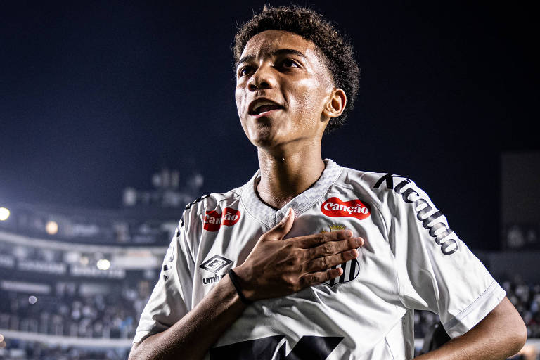 Elogiado após estreia, Robinho Jr. tenta vingar no Santos sob a sombra do pai