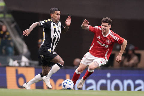 Soccer Football - Brasileiro Championship - Atletico Mineiro v Internacional - Arena MRV, Belo Horizonte, Brazil - June 12, 2025 Atletico Mineiro's Dudu in action with Internacional's Ronaldo REUTERS/Cris Mattos