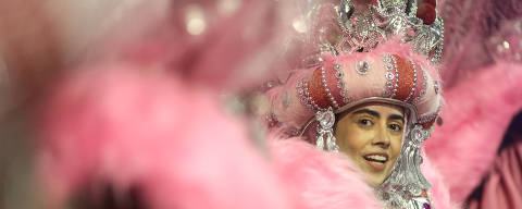 SÃO PAULO, SP - 28/02/2025 - Desfile da escola Rosas de Ouro com o enredo ?Rosas de Ouro em uma Grande Jogada? no Sambódromo do Anhembi no primeiro dia de carnaval das escolas de samba de São Paulo. (FOTO: Felipe Iruatã/Folhapress)***