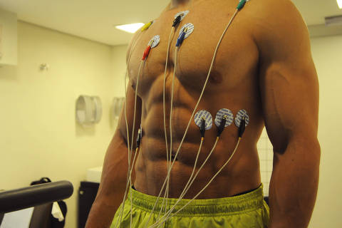 SÃO PAULO, SP, BRASIL, 30-05-2012: O aluno Allambergue Tavares, 25, realiza exame de eletrocardiograma de esforço (ergométrico), em São Paulo (SP). Nova lei obriga alunos de academias a fazerem exames semestrais, gerando debate sobre o excesso de diagnósticos. (Foto: Christian Tragni/Folhapress)