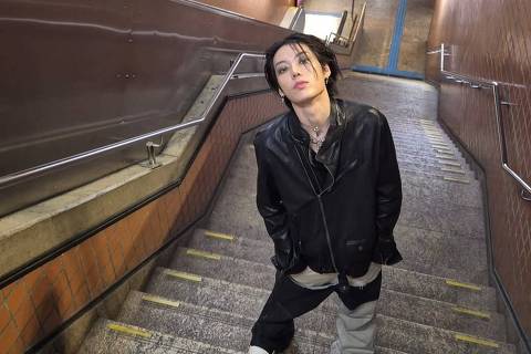 El Capitxn, produtor musical sul-coreano, no metrô de São Paulo