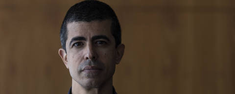 RIO DE JANEIRO, RJ, BRASIL, 28.04.2023: Retrato do humorista Marcius Melhem, ex-diretor do núcleo de humor da Globo, em sua casa, na zona sul do Rio de Janeiro. Melhem fala sobre acusações e a briga judicial com a atriz Dani Calabresa. (Foto: Eduardo Anizelli/Folhapress)