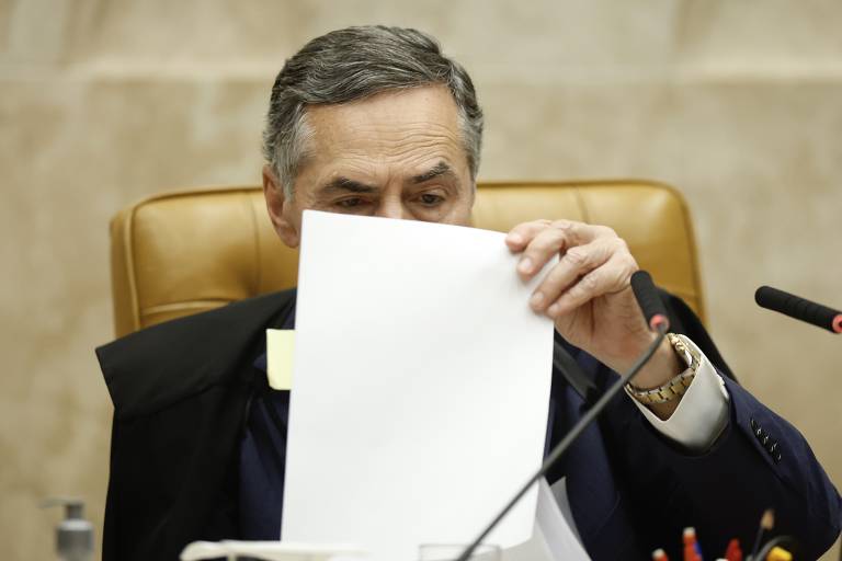 Barroso esteve em Miami dias antes de Trump ameaçar o Brasil com tarifaço e a Casa Branca monitorou sua entrada; um aliado de Trump disse à Folha que a liberação da entrada buscou evitar suspeitas sobre a estratégia em defesa de Bolsonaro