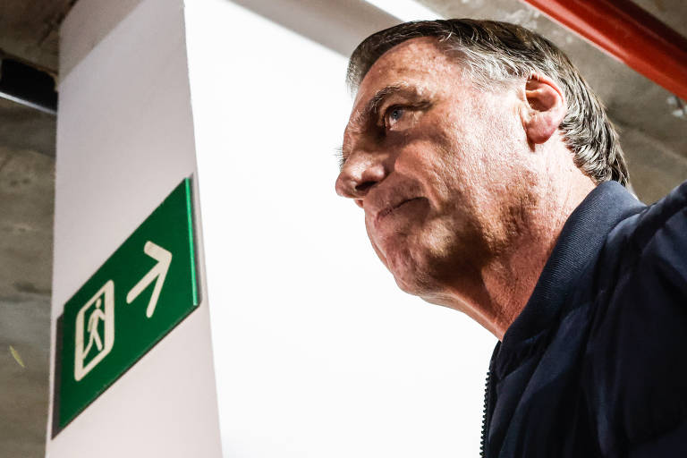 O Governo Trump proíbiu entrada de ministros no mesmo dia em que Bolsonaro foi alvo da PF por atacar a soberania nacional; o ex-presidente deve usar tornozeleira eletrônica e está proibido de se aproximar de embaixadas