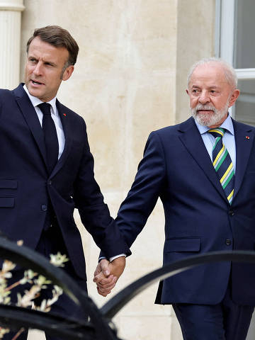 French President Emmanuel Macron and Brazilian President Luiz Inacio Lula da Silva walk after a press conference at the Elysee Palace in Paris, France, 05 June 2025. CHRISTOPHE PETIT TESSON/Pool via REUTERS  REFILE - QUALITY REPEAT   TPX IMAGES OF THE DAY ORG XMIT: POOL