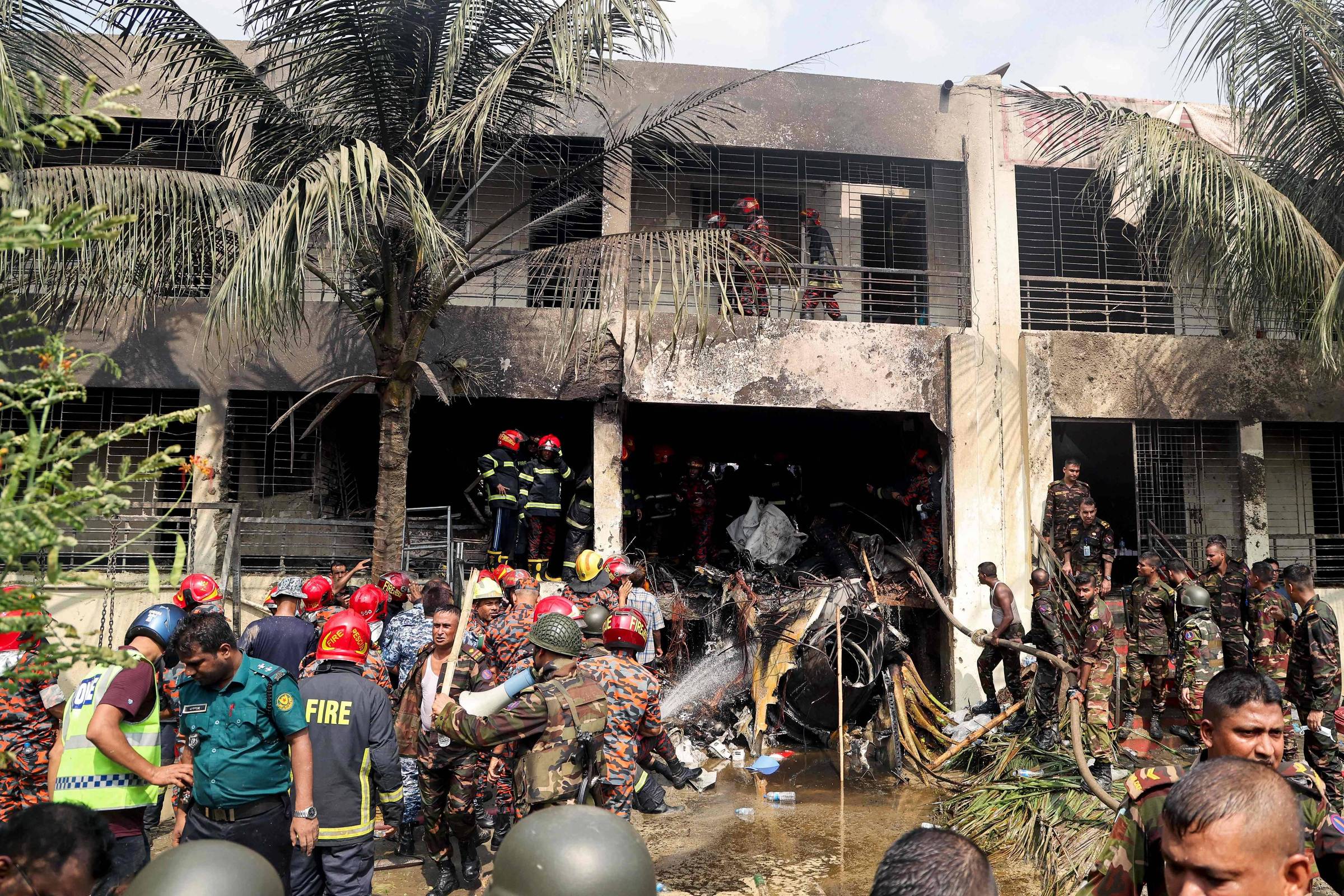 Queda de avião da Força Aérea em escola mata ao menos 19 em Bangladesh