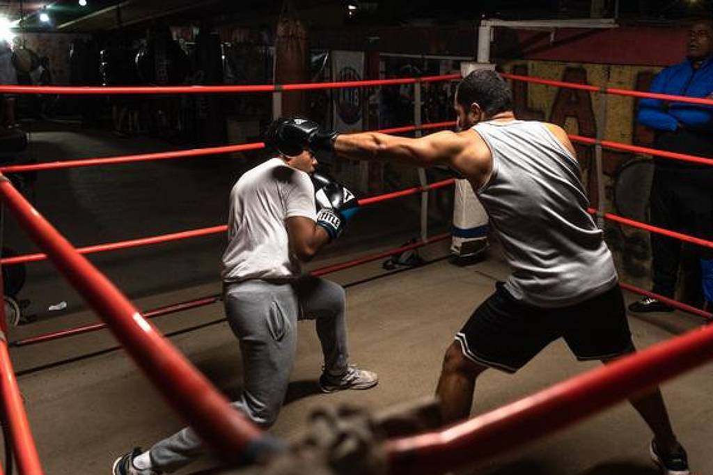Academias populares de boxe resistem debaixo de viadutos em SP