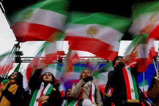 Iranian opposition group gather to protest in Paris