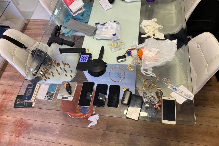 Casal de estrangeiros é encontrado morto com drogas e armas em apartamento em Curitiba