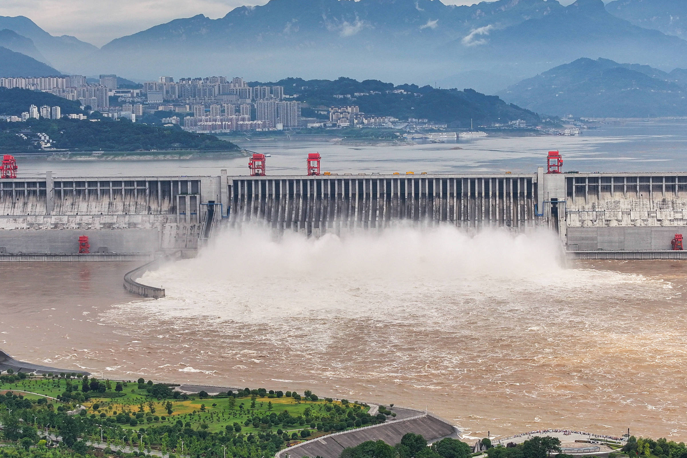 China inicia construção da maior hidrelétrica do mundo e anima investidores