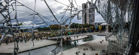 BRASÍLIA, DF, BRASIL, 08.01.2023: Destruição causada por bolsonaristas vista a partir do Palácio do Planalto, em Brasília, no episódio que ficou conhecido como os ataques golpistas de 8 de janeiro. A foto de Gabriela Biló, que faz parte de uma série de 10 imagens intitulada 'Insurrection' (Insurreição), recebeu Menção Honrosa no concurso de fotografia da World Press Photo de 2024 -  América do Norte e Central. (Foto: Gabriela Biló/Folhapress)