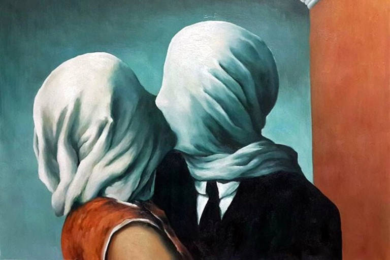 A pintura retrata um casal se abraçando, ambos com os rostos cobertos por lenços brancos. A mulher usa um vestido vermelho, enquanto o homem está vestido com um terno escuro e gravata. O fundo é de um tom azul esverdeado, e há uma parede de cor laranja ao lado direito da imagem.