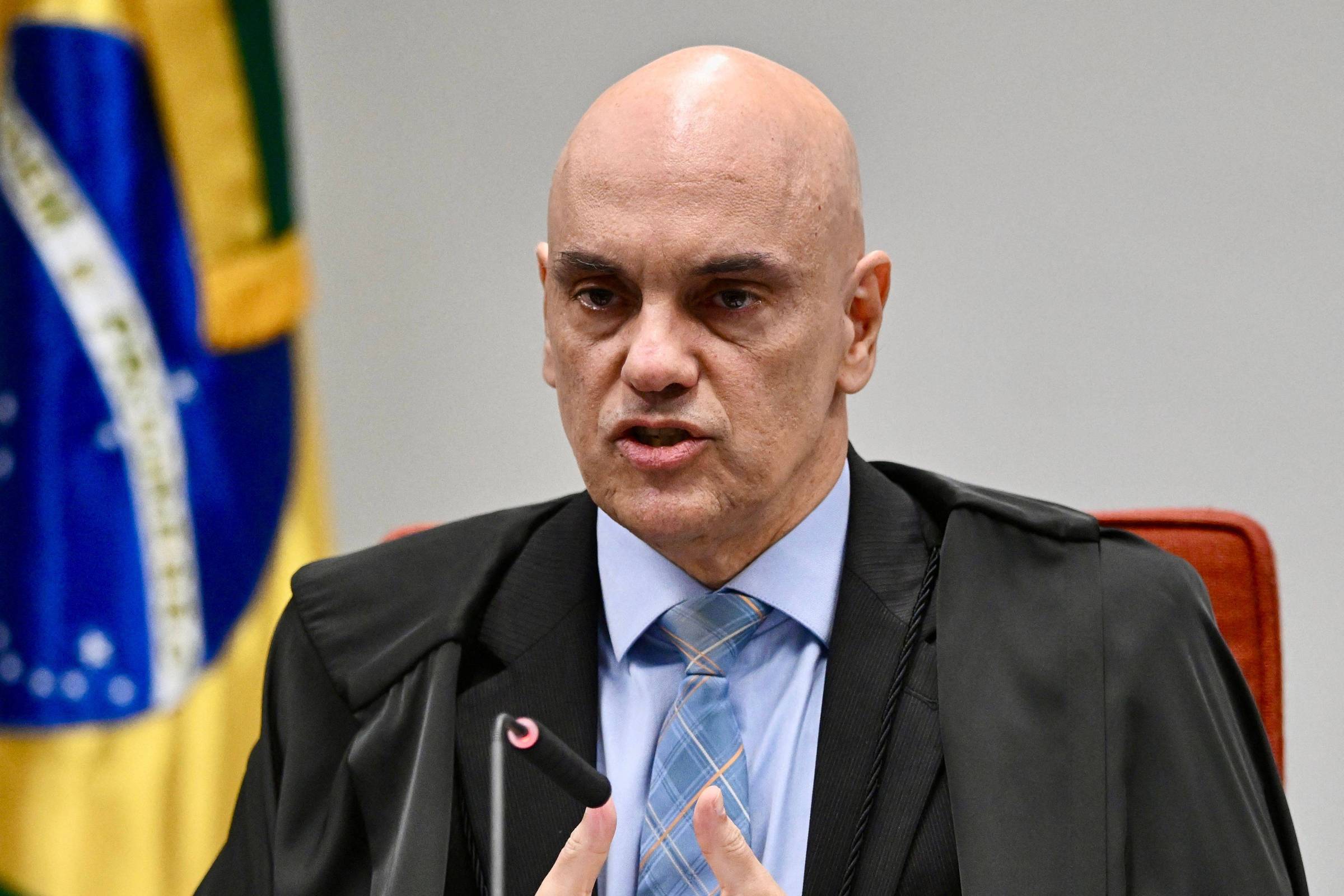 Veto de Moraes a divulgação de entrevistas de Bolsonaro em redes sociais confunde e gera críticas