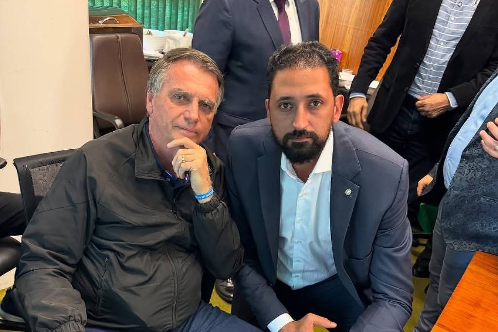 Bolsonaro mostra tornozeleira em foto postada por deputado; veja