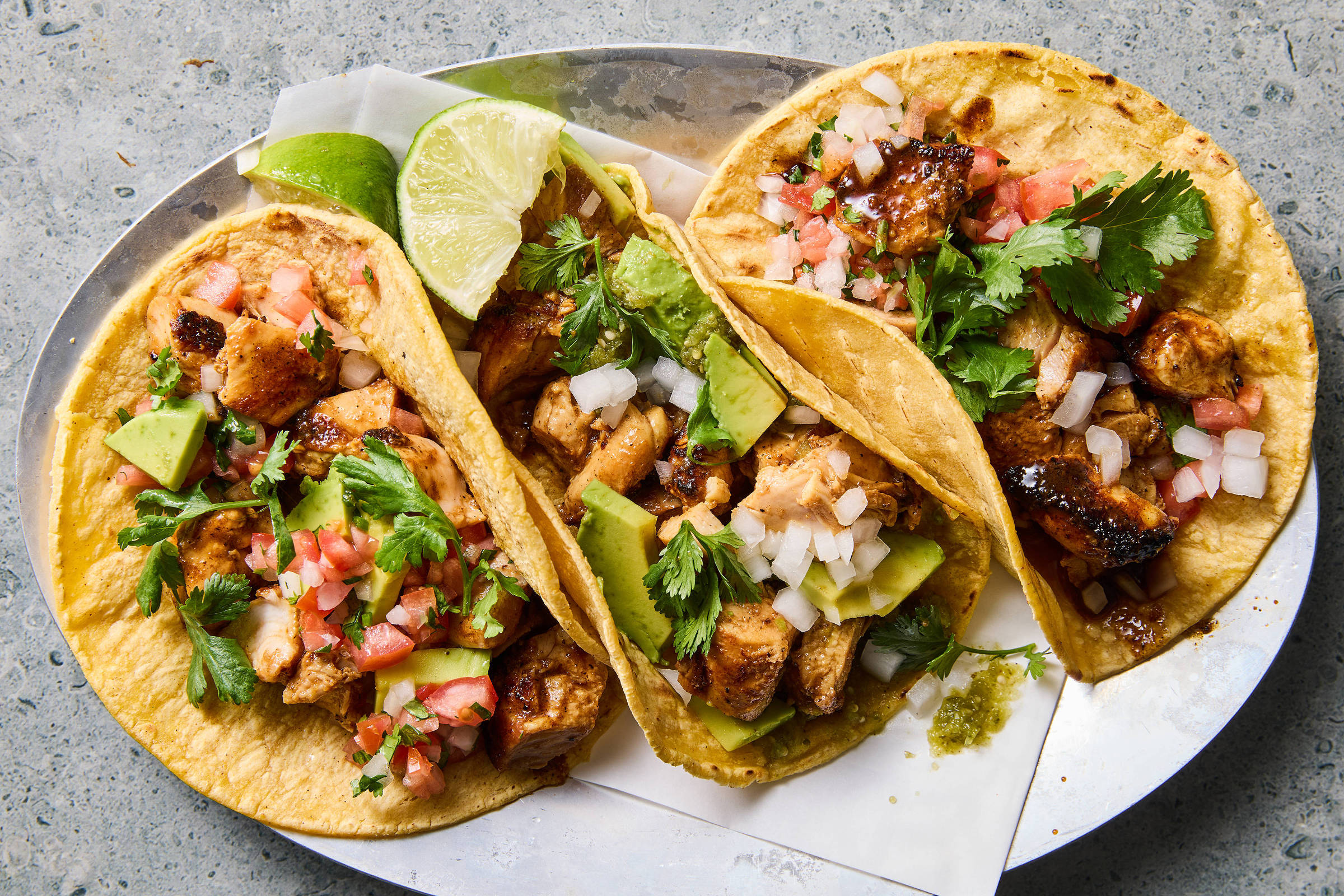 Aprenda a fazer tacos de frango com molho apimentado em casa