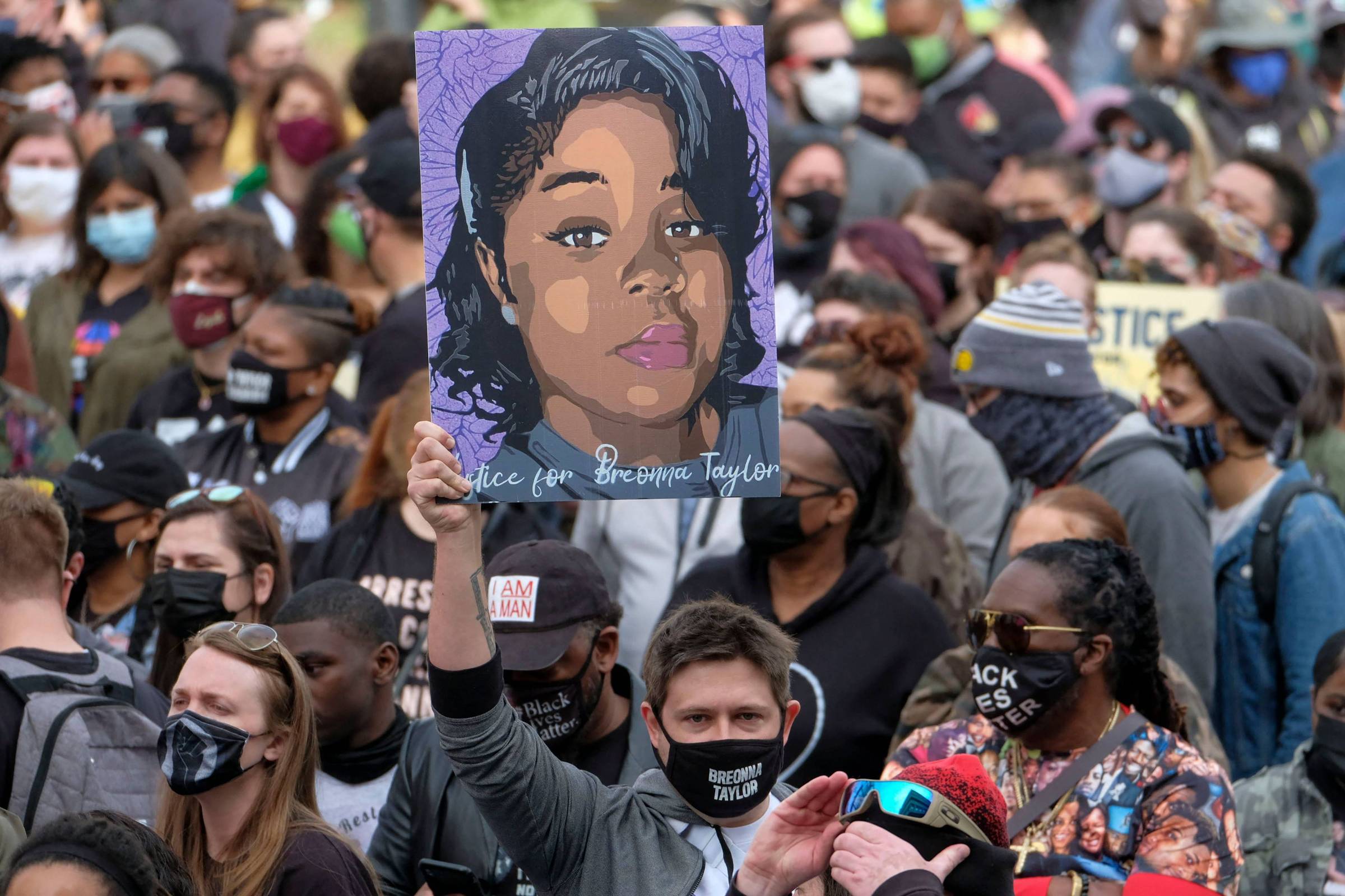 Justiça dos EUA condena a quase 3 anos de prisão ex-policial envolvido em caso de mulher negra morta em casa