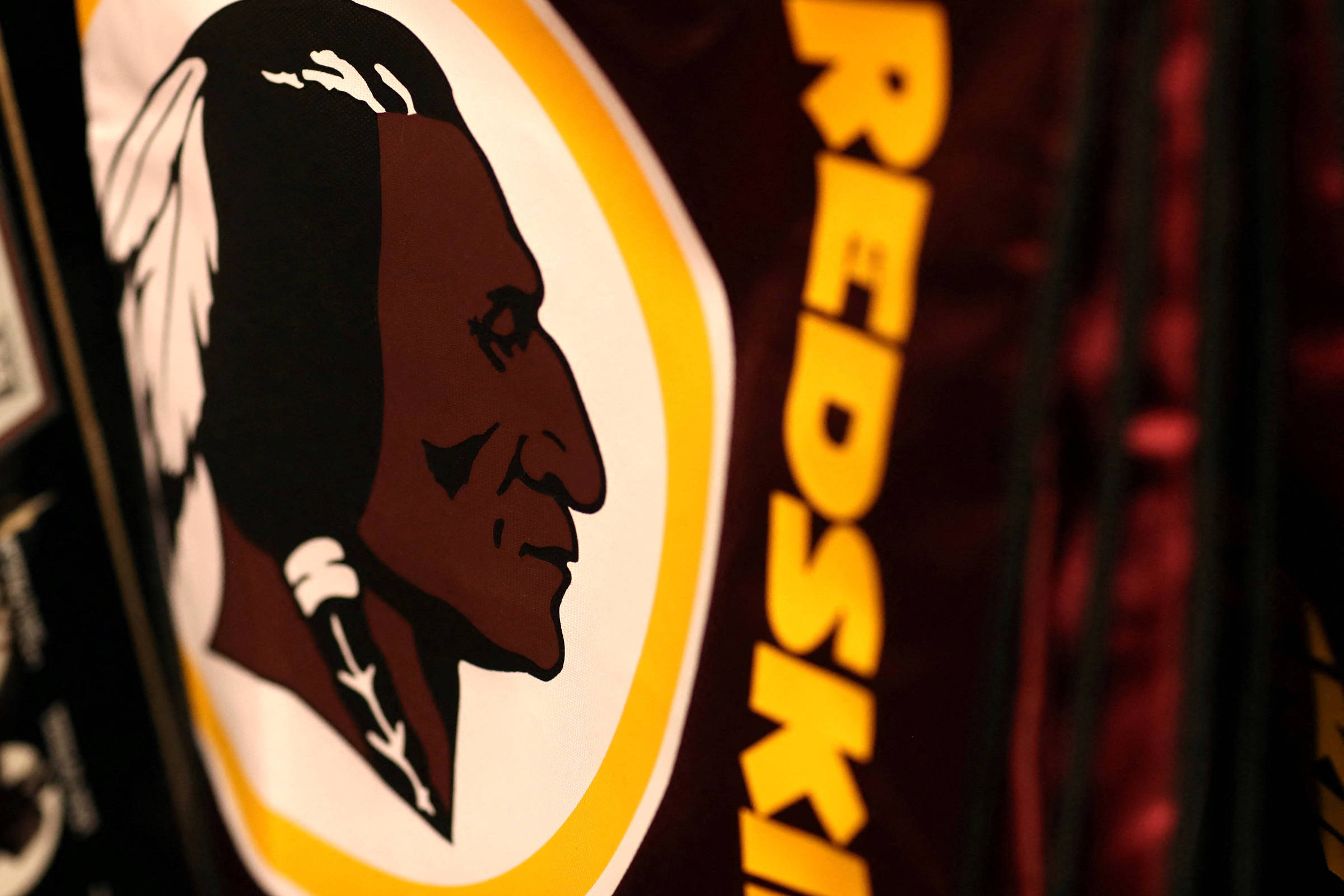 Trump ameaça acordo de estádio em Washington a menos que time da NFL readote o nome Redskins
