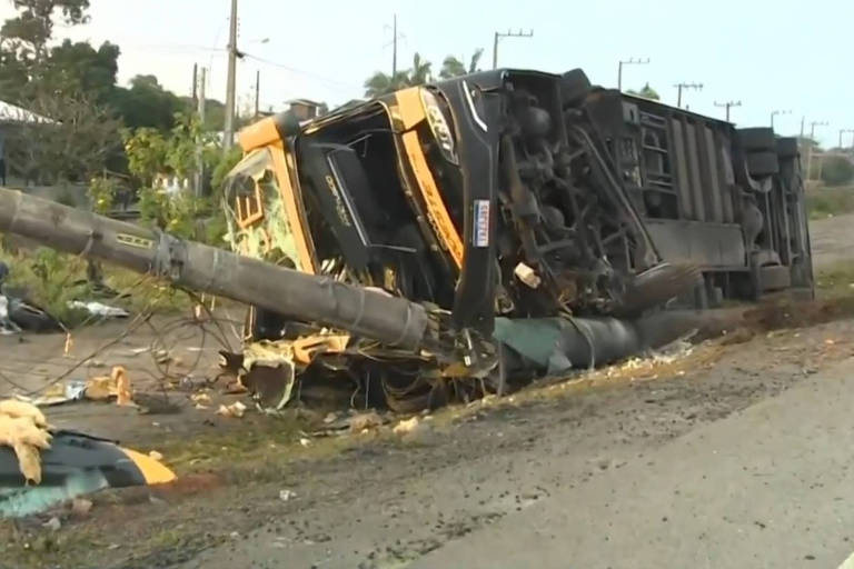 Passageiro de 60 anos morre após ônibus de turismo tombar no litoral de SC