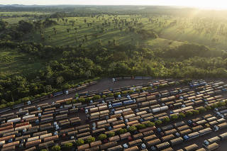 Caminhões com soja aguardam escoamento em entroncamento logístico no Pará