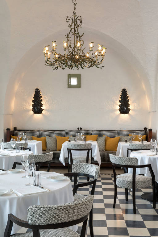 İtalya'nın Apulia bölgesindeki Rocco Forte Hotels grubunun bir parçası olan Masseria Torre Maizza otelinin restoranı