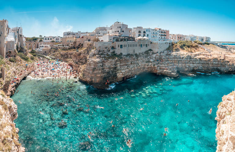 Vista da cidade de Polignano a Mare, na região da Apúlia, na Itália
