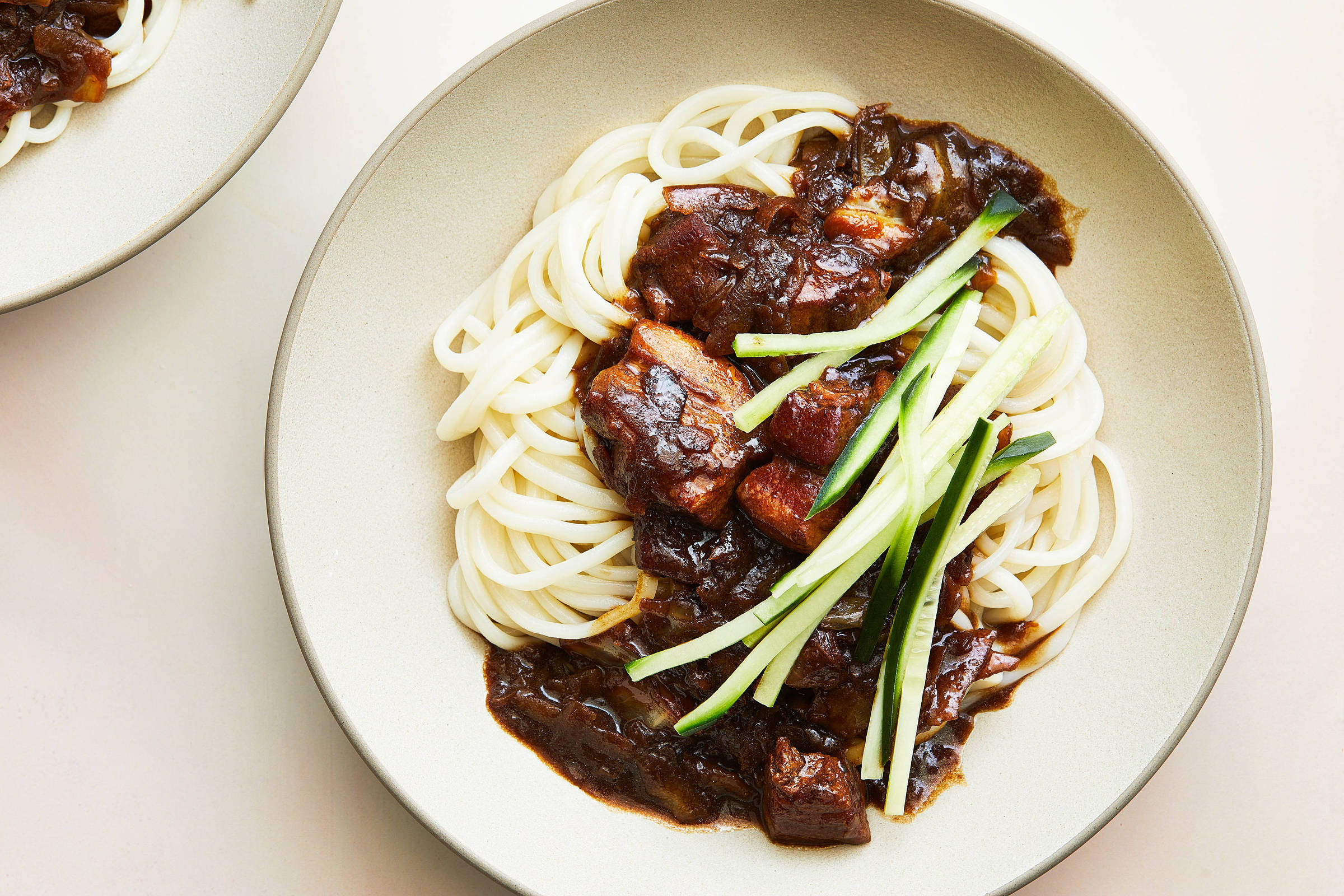 O que faz este macarrão coreano com pasta de feijão-preto ser tão bom?