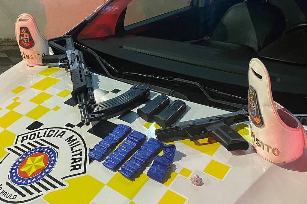 Mulher é presa com fuzil AK-47 e munições em ônibus interestadual em SP