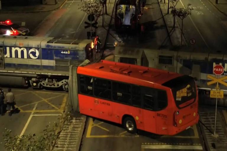 Ônibus biarticulado parte ao meio após bater em trem em Curitiba