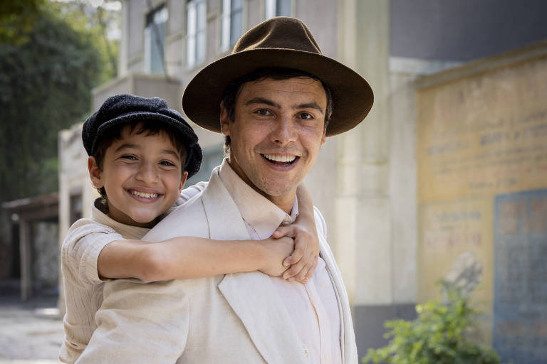 Candinho (Sergio Guizé) e Samir (Davi Malizia) de 'Êta Mundo Melhor