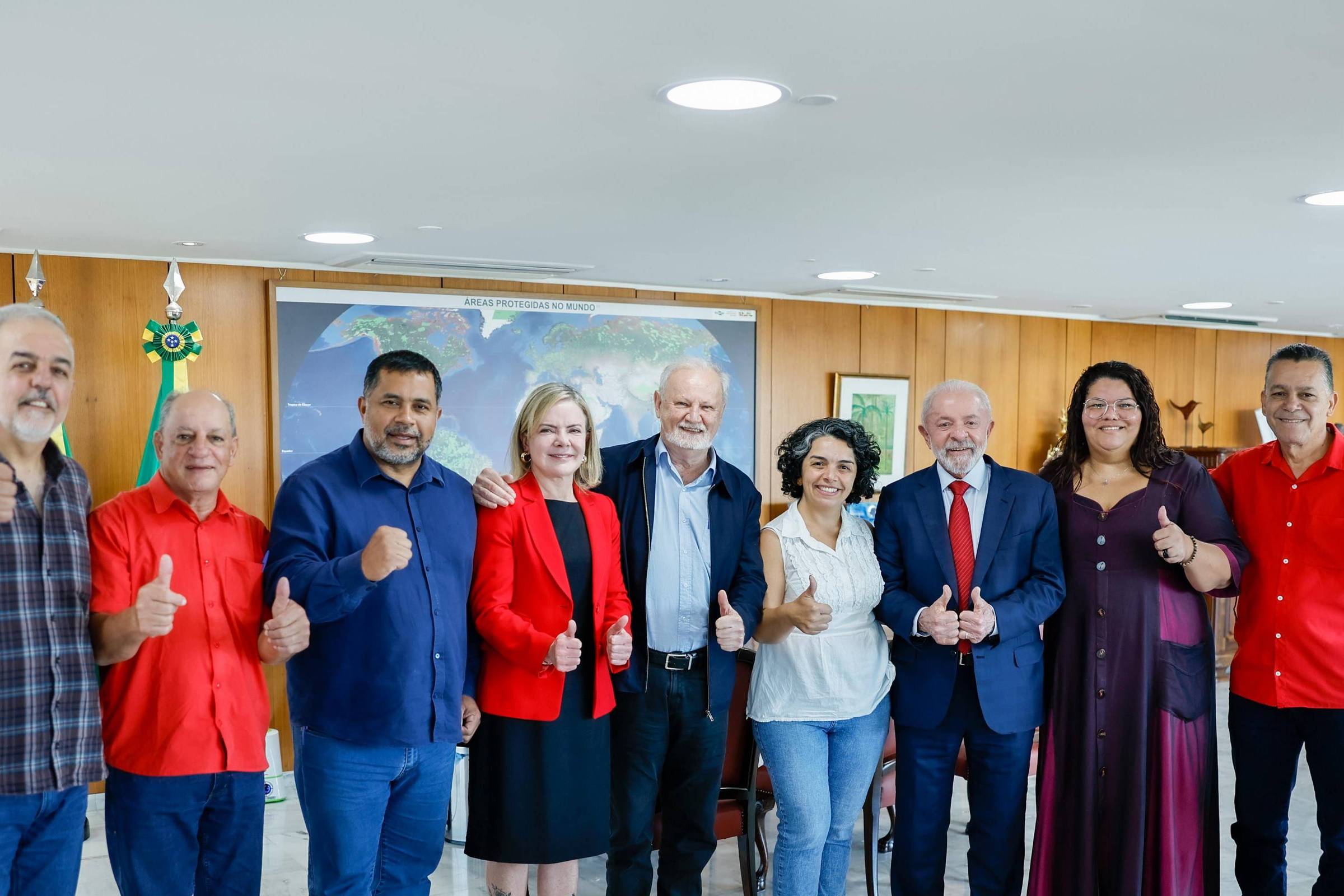 MST se reúne com Lula em meio à invasão de prédios públicos em 22 estados