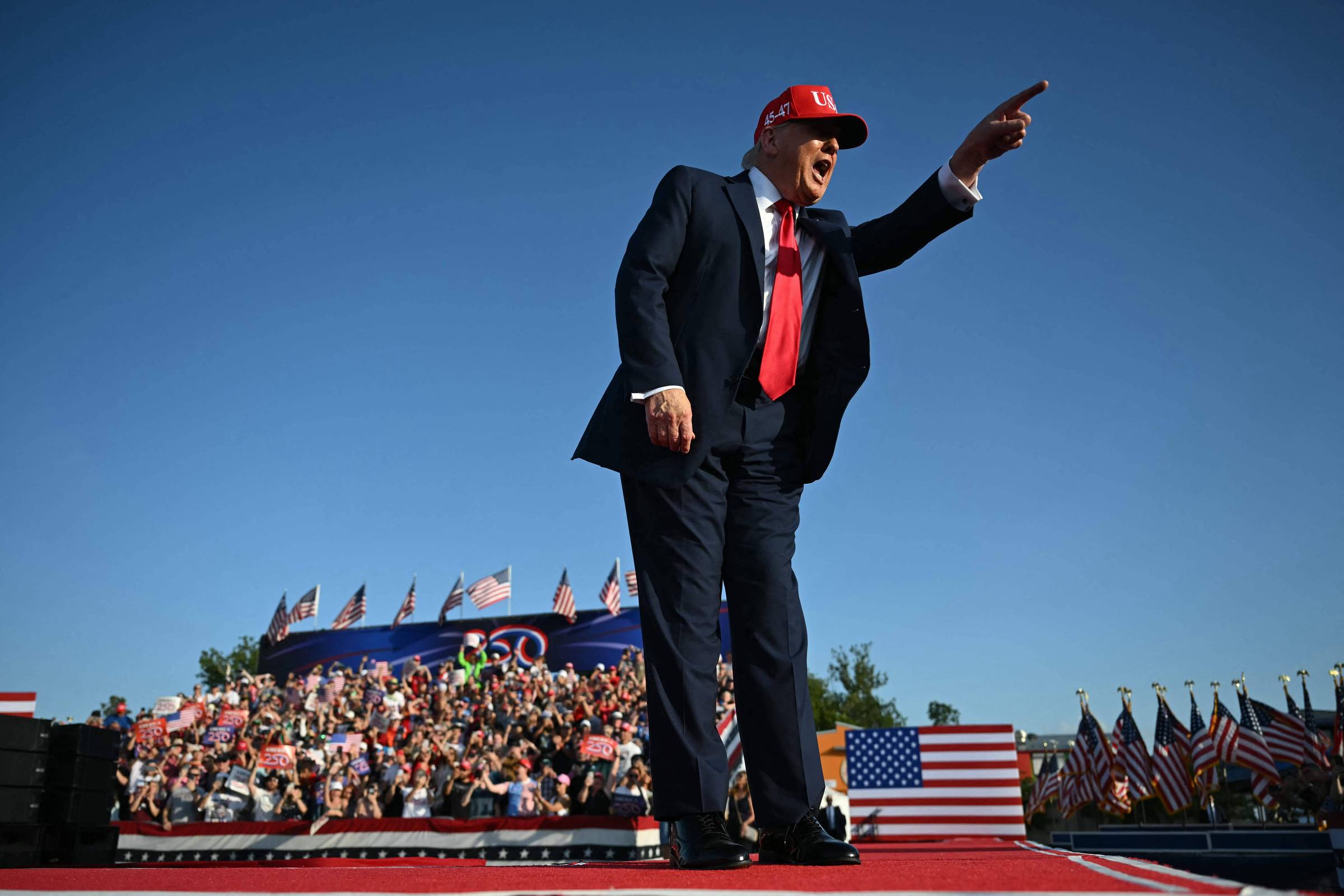 Deriva autoritária de Trump leva ecos do fascismo à democracia dos EUA