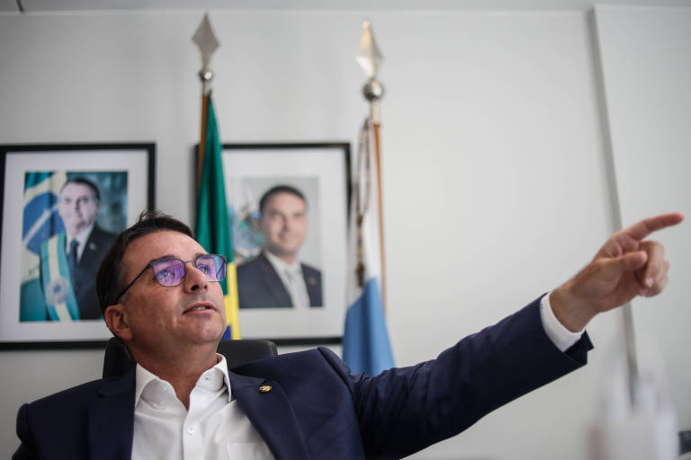 Flávio Bolsonaro apresenta pedido de impeachment de Moraes após decisão sobre tornozeleira