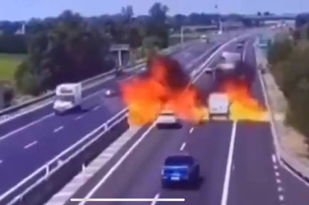 Avião ultraleve cai em estrada na Itália, e duas pessoas morrem; veja vídeo