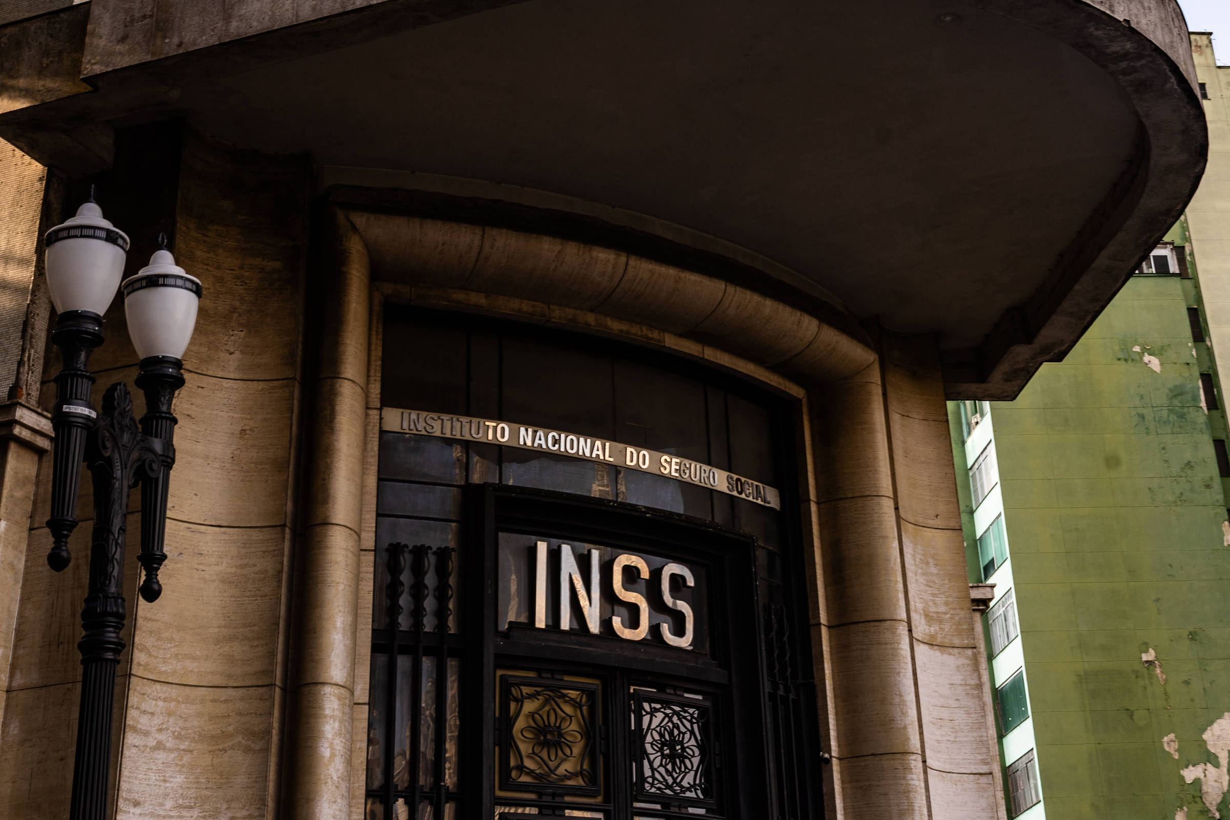 Operações apontam vazamento de dados de aposentados do INSS e fraude em benefícios especiais