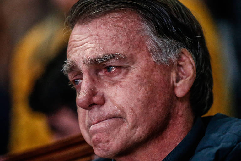 Bolsonaro vai a culto de tornozeleira e chora com pregação de Michelle